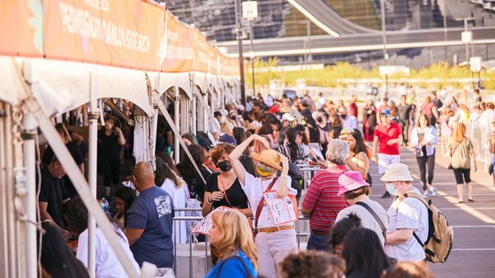 BTSの公演会場に設けられたブースでグッズを買うために並ぶファン（写真=HYBE）(c)MONEYTODAY