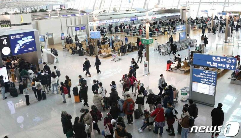 旅行客で賑わう仁川国際空港第1旅客ターミナルの出国場(c)news1