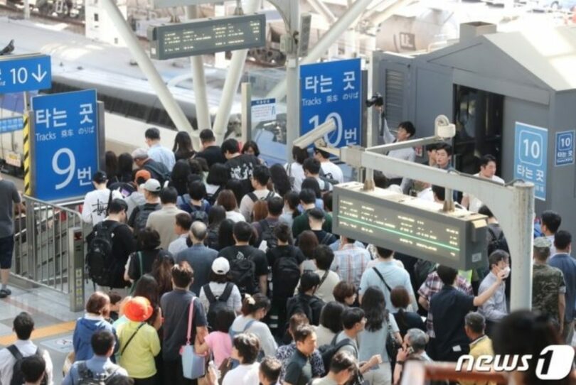 列車搭乗を待つ乗客でごった返す京義線(c)news1