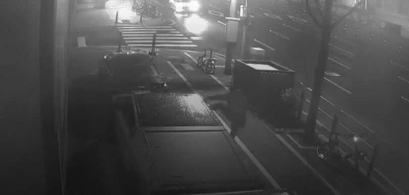 サイバートラックを蹴る男=ミニッシュ歯科病院提供(c)NEWSIS
