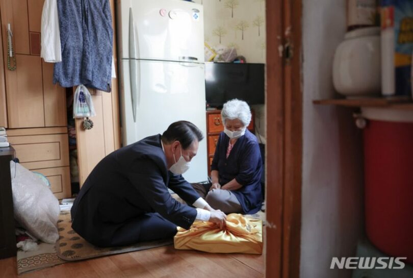 高齢者を訪ねる韓国のユン・ソンニョル（尹錫悦）大統領(c)NEWSIS