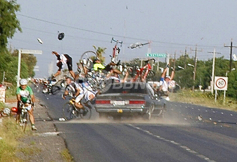 自転車レースに飲酒運転の自動車突っ込む、1人死亡 写真1枚 国際 