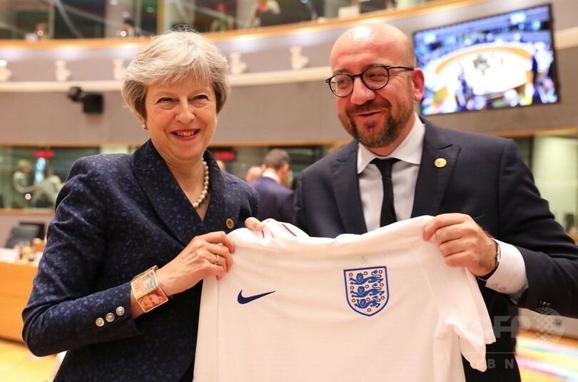 ベルギーと英国の首相、W杯両国代表のユニホーム交換 EU首脳会議で