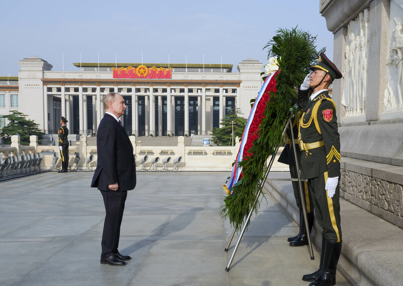 プーチン大統領、北京で人民英雄紀念碑に献花