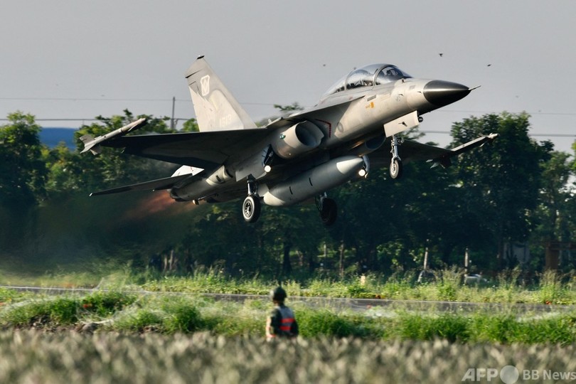 台湾、中国の攻撃想定し実弾演習 戦闘機が一般道で訓練