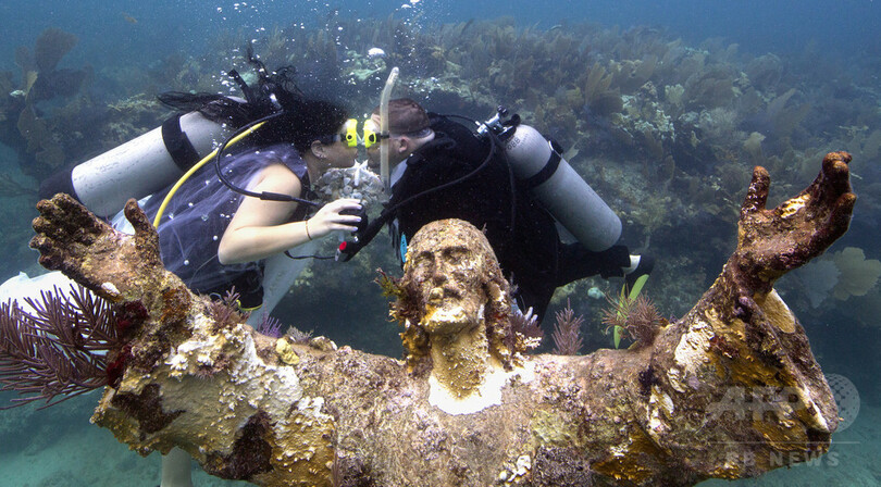 水の中で結婚式 海底のキリスト像を前に 米フロリダ 写真1枚 国際ニュース Afpbb News