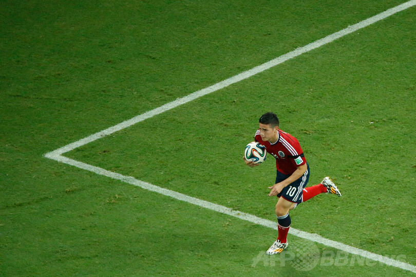 ブラジルがコロンビア下し準決勝へ、ネイマールは負傷し担架で運ばれる