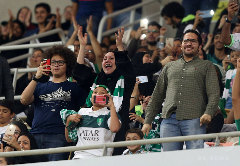 サウジで初 女性がサッカー生観戦 歴史的な日 と喜び 写真10枚 国際ニュース Afpbb News