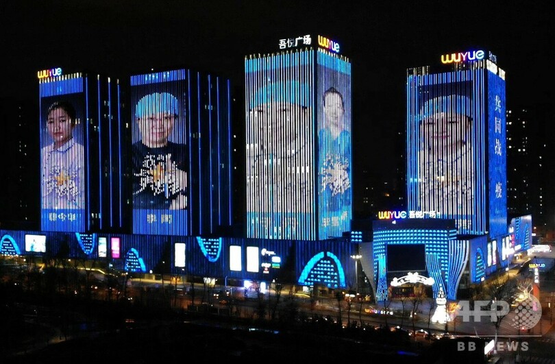 ビルの壁に浮かび上がる画像 医療関係者に敬意 中国・長春