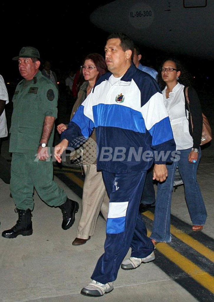 チャベス大統領、療養先のキューバから帰国