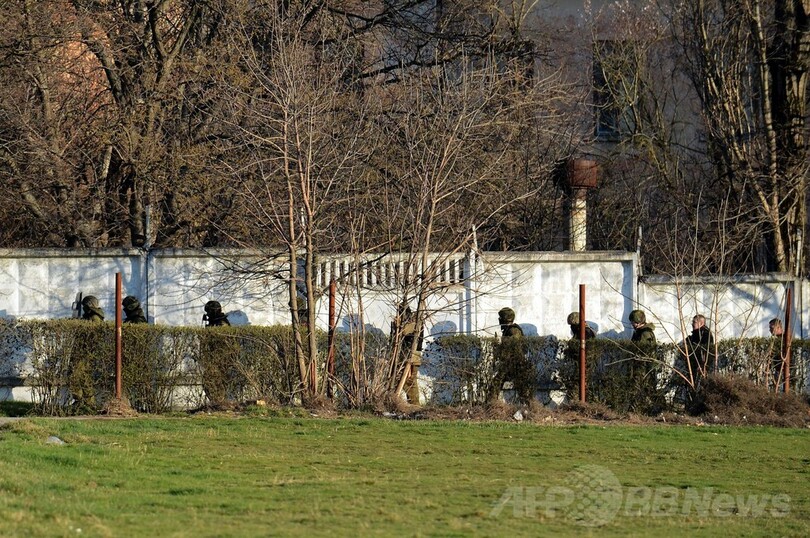 クリミアの軍基地襲撃で2人死亡、ウクライナ危機は「軍事段階に」