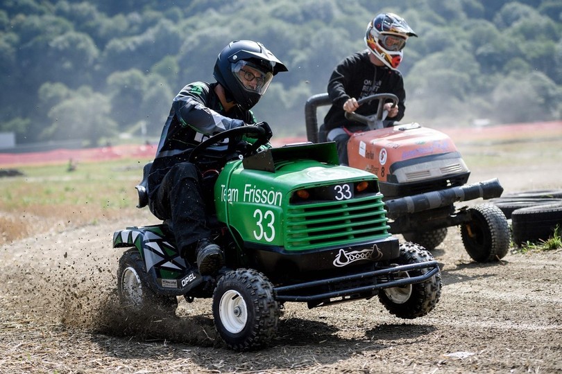 のどかな牧草地で芝刈り機の耐久レース スイス 写真15枚 国際ニュース Afpbb News