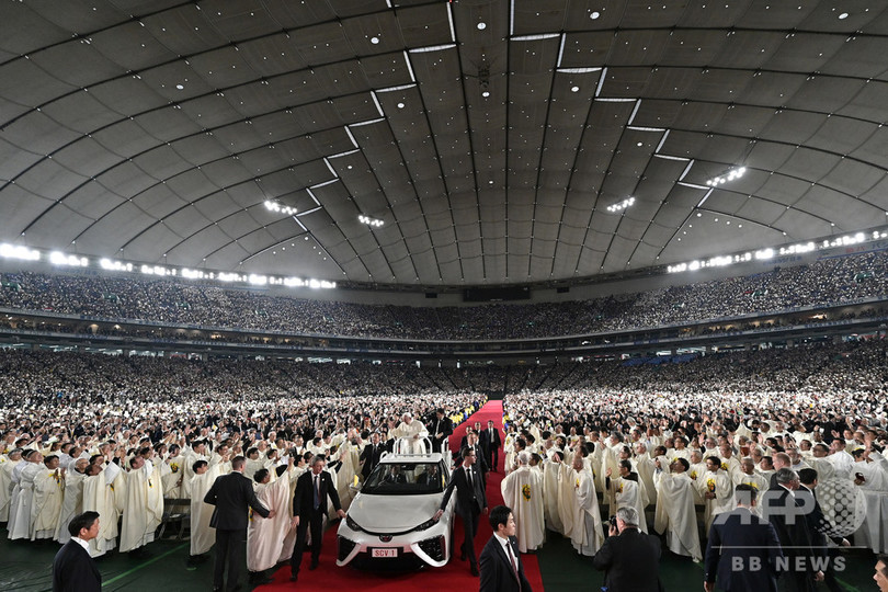 東京ドームでミサを執り行うため、会場入りしたフランシスコ教皇(2019年11月25日撮影)。(c)Vincenzo PINTO / AFP
