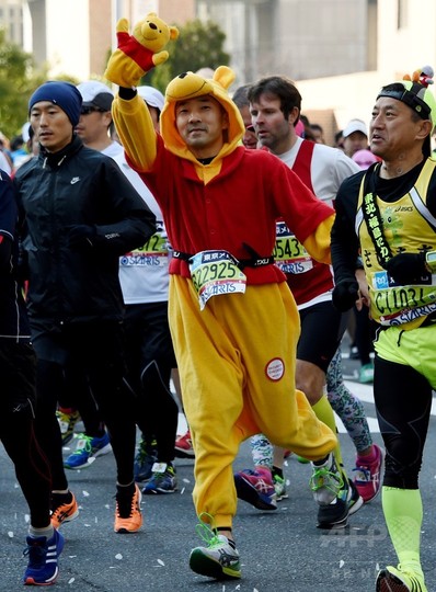 コスプレで都内を駆け抜ける市民ランナー 東京マラソン 写真17枚 国際ニュース Afpbb News