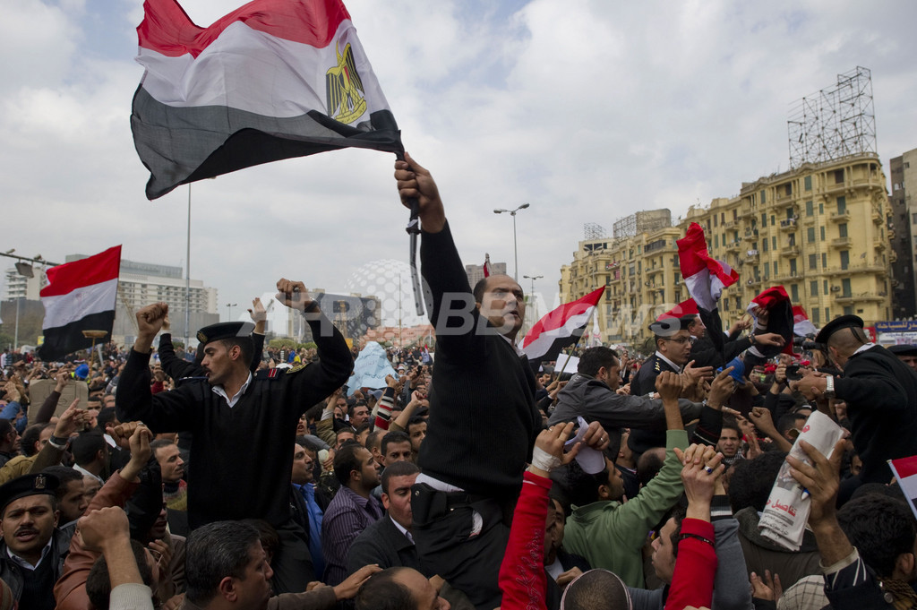 エジプト軍最高評議会、議会解散と憲法停止を発表 写真1枚 国際ニュース:AFPBB News