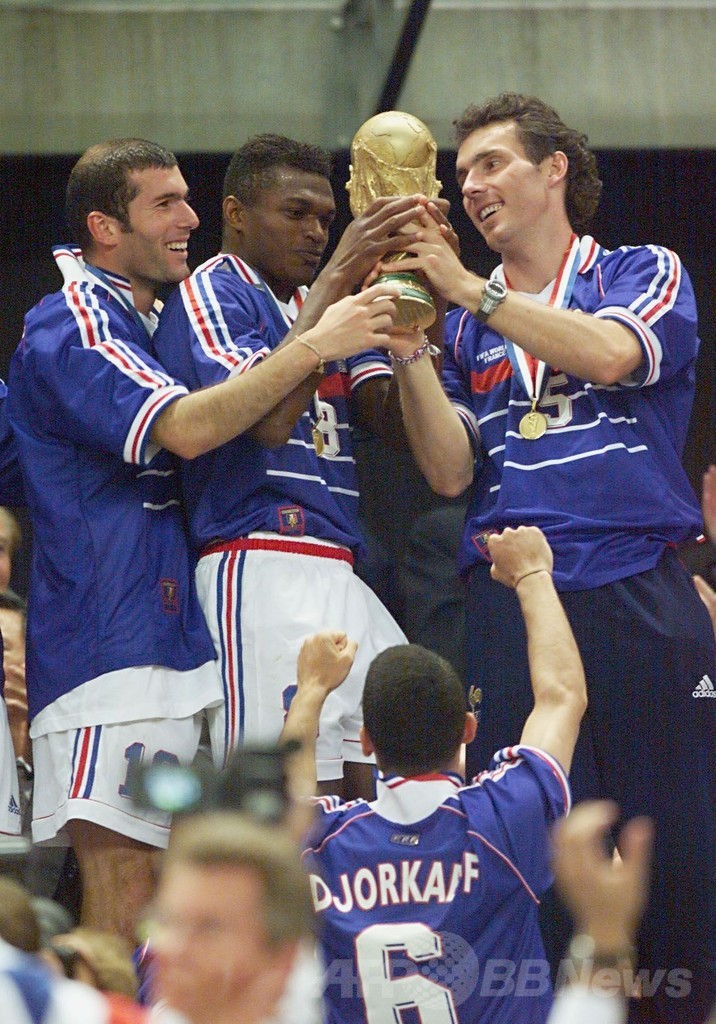 ジダンがフランスを優勝に導く 1998年w杯フランス大会 写真3枚 国際