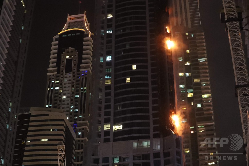 ドバイの超高層マンション ザ トーチ で火災 上層階まで延焼 写真14枚 国際ニュース Afpbb News