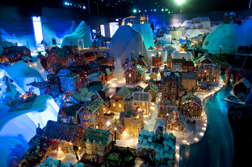 クリスマス恒例、お菓子でできたミニチュアの街 ノルウェー 写真3枚