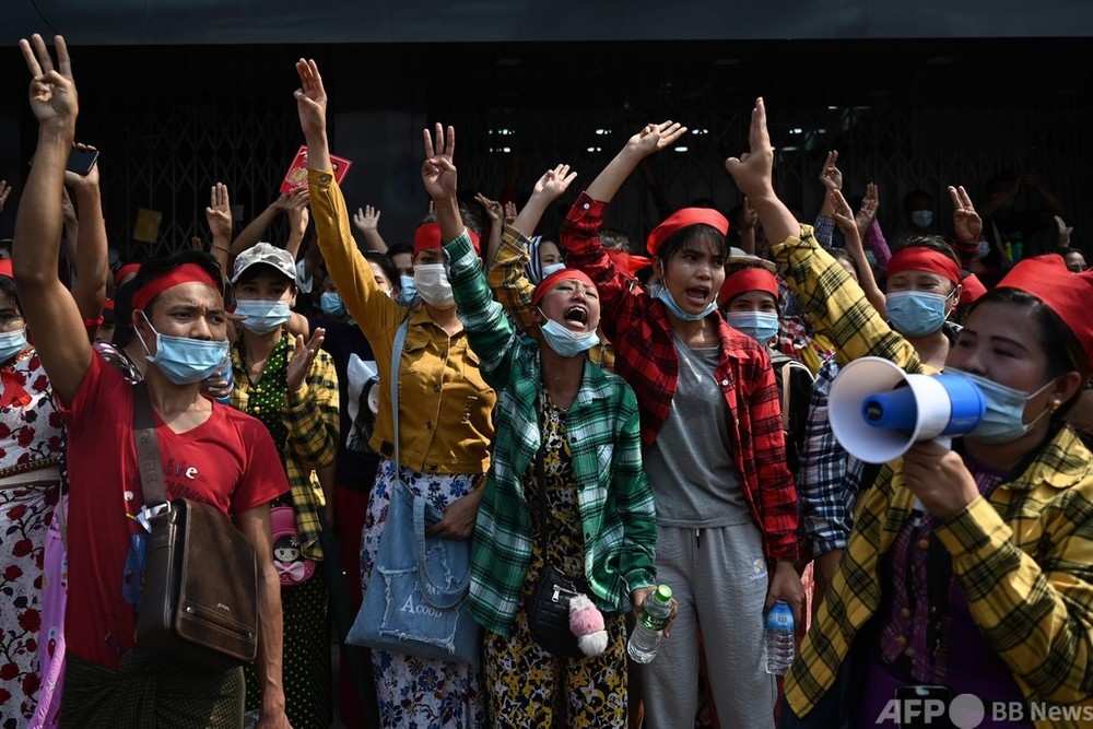 ミャンマーでクーデター抗議デモ、ネット遮断中でも規模は最大