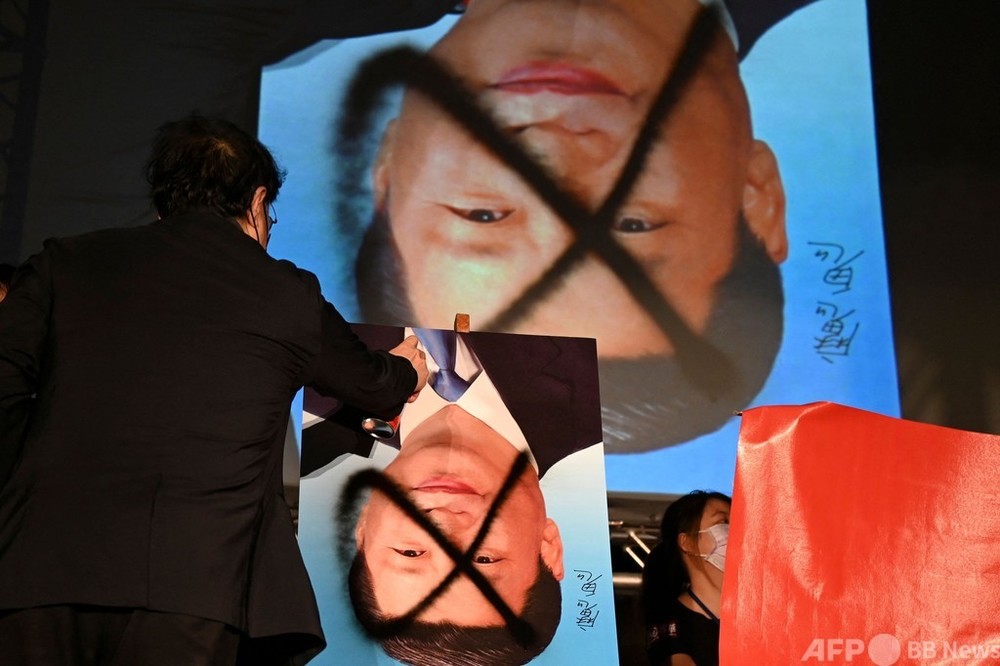 台湾で反中デモ、習主席の肖像や国旗に落書き