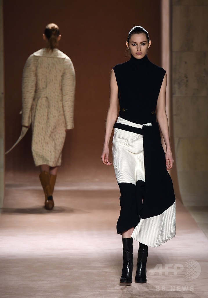 アシンメトリーな裾とドレープでフェミニンに、「ヴィクトリア ベッカム」15/16年秋冬