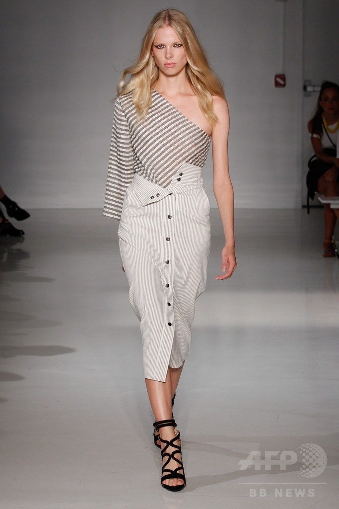 膝下丈のスカートでエレガントに、「ジル・スチュアート」15年春夏