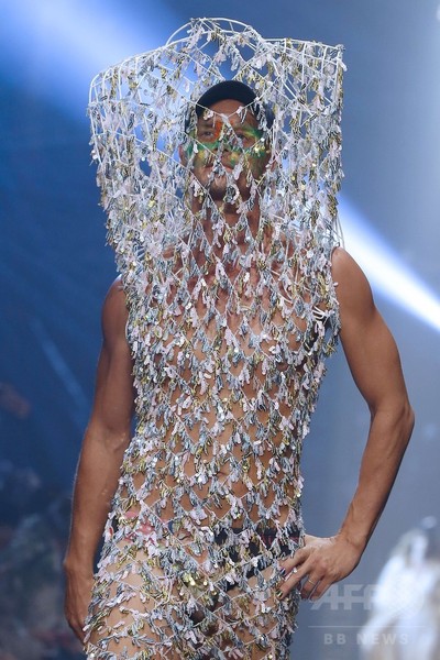 V・ウエストウッド、ファッションで環境問題を訴え パリ