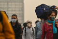 インド・ニューデリーで、濃いスモッグの中を歩く人（2021年11月12日撮影）。(c)Prakash SINGH / AFP