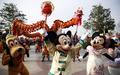 上海ディズニーランドで、龍舞で旧正月の到来を祝うミッキーマウスら（2017年1月24日撮影）。(c)CNS/湯彦俊