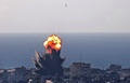 空爆により炎と煙が上がるパレスチナ自治区ガザ地区南部のラファ上空（2021年5月13日撮影）。(c)SAID KHATIB / AFP