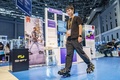 第7回輸入博のイノベーションインキュベーションエリアで、世界初の「普通に歩いて走る速度で進める」機能を持つスマート運動靴を披露するスタッフ（2024年11月8日撮影）。(c)People’s Daily/王初