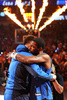 23-24NBAファイナル（7回戦制）第4戦、ダラス・マーベリックス対ボストン・セルティックス。試合前にハグを交わすダラス・マーベリックスのルカ・ドンチッチ（左）とカイリー・アービング（2024年6月14日撮影）。(c)Stacy Revere/Getty Images/AFP