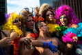 ブラジル・サンパウロ（Sao Paulo）で10日、毎年恒例の「ゲイ・プライド・パレード（Gay Pride Parade）」が開かれた。「ホモフォビア（同性愛嫌悪）は治療できる（Homophobia has cure）」とのテーマの下、およそ300万人がパレードに参加した（2012年6月10日撮影）。(c)AFP/Yasuyoshi CHIBA