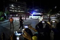 タイ・チェンライの病院に到着した、タムルアン洞窟から救出されたサッカーチームのメンバーらを乗せたとみられる救急車（2018年7月10日撮影）。(c)AFP PHOTO / Lillian SUWANRUMPHA