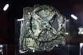 ギリシャの首都アテネ（Athens）の国立考古学博物館（National Archaeological Museum）に展示されている、「アンティキティラ島の機械（Antikythera Mechanism）」の一部（2014年9月14日撮影）。(c)AFP/LOUISA GOULIAMAKI