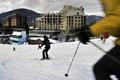 カナダ・ブリティッシュコロンビア（British Columbia）州ウィスラー（Whistler）のスキー場で、スキーを楽しむ人びと（2010年2月8日撮影）。(c)AFP/FABRICE COFFRINI