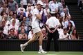 テニス、ウィンブルドン選手権、男子シングルス準々決勝。メディカルタイムアウトを取った後、コートに戻るヤニック・シナー（2024年7月9日撮影）。(c)HENRY NICHOLLS / AFP
