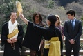 京都の清水寺で学生による能を鑑賞するミシェル・オバマ米大統領夫人（奥左から2人目）とキャロライン・ケネディ駐日米大使（同3人目）、大使の長男ジャック・シュロスバークさん（右、2015年3月20日撮影）。(c)AFP/TOSHIFUMI KITAMURA