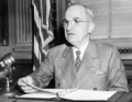 1945年、米首都ワシントンでメディア向け声明を発表するハリー・トルーマン米大統領。(c)AFP