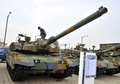 韓国のK2戦車。ソウル北郊で開かれた見本市で（2013年10月18日撮影、資料写真）。(c)JUNG YEON-JE / AFP