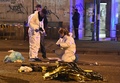 イタリア・ミラノで、警察により射殺されたアニス・アムリ容疑者の遺体の周辺に立つ警察官ら（2016年12月23日撮影）。(c)AFP/DANIELE BENNATI