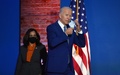 米デラウェア州ウィルミントンでの演説を前に、会場に到着しマスクを外すジョー・バイデン次期大統領（2020年11月9日撮影）。(c)Angela Weiss / AFP