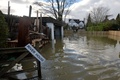 英イングランド（England）南東部バクシャー（Berkshire）州のレイズバリー（Wraysbury）で、洪水に襲われた住宅街（2014年2月10日撮影）。(c)AFP/BEN STANSALL