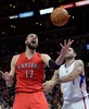 14-15NBA、ロサンゼルス・クリッパーズ（Los Angeles Clippers）対トロント・ラプターズ（Toronto Raptors）。ロサンゼルス・クリッパーズのジョーダン ・ファーマー（Jordan Farmar、右）にファウルを受けるトロント・ラプターズのヨナス・バランシウナス（Jonas Valanciunas、2014年12月27日撮影）。(c)AFP/Getty Images/Harry How