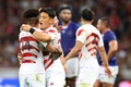 ラグビーW杯フランス大会、プールD、日本対サモア。勝利を喜ぶ松島幸太朗（左）と李承信（2023年9月28日撮影）。(c)CHARLY TRIBALLEAU / AFP