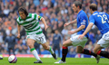 08-09スコットランド・プレミアリーグ第35節、グラスゴー・レンジャーズ（%%Glasgow Rangers%%）対セルティック（%%Celtic%%）。試合はレンジャーズが1-0で勝利し、敗れたセルティックは2位に転落した。写真はレンジャーズのデビッド・ウィア（%%David Weir%%、中央）とスティーヴン・ウィッテイカー（%%Steven Whittaker%%、右）からのチェックを受けるセルティックの中村俊輔（%%Shunsuke Nakamura%%、左）。（2009年5月9日撮影）(c)AFP/ANDREW YATES