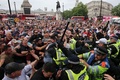 英ロンドンのトラファルガー広場前で、警官隊と衝突する極右団体元代表のトミー・ロビンソン氏の支持者ら（2018年6月9日撮影）。(c)AFP PHOTO / Daniel LEAL-OLIVAS