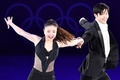 平昌冬季五輪、フィギュアスケートのエキシビションに臨むマイア・シブタニ/アレックス・シブタニ組（2018年2月25日撮影）。(c)AFP/Mladen ANTONOV