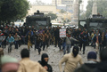 エジプトの首都カイロ（Cairo）にあるタハリール広場（Tahrir Square）近くで起きた、反大統領派のデモ隊と警察隊側についた市民らとの衝突現場（2013年1月30日撮影）。(c)AFP/MOHAMMED ABED