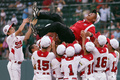 第67回リトルリーグ世界選手権大会（2013 Little League World Series）は25日、米ペンシルベニア（Pennsylvania）州ウィリアムズポート（Willamsport）で決勝が行われ、日本代表の武蔵府中（Musashi Fuchu）が6-4で米国代表のカリフォルニア（California）州チュラビスタ（Chula Vista）に勝利し、世界一に輝いた。

胴上げされる武蔵府中の大前益視（Masumi Omae）監督（2013年8月25日撮影）。(c)AFP/Getty Images/Rob Carr